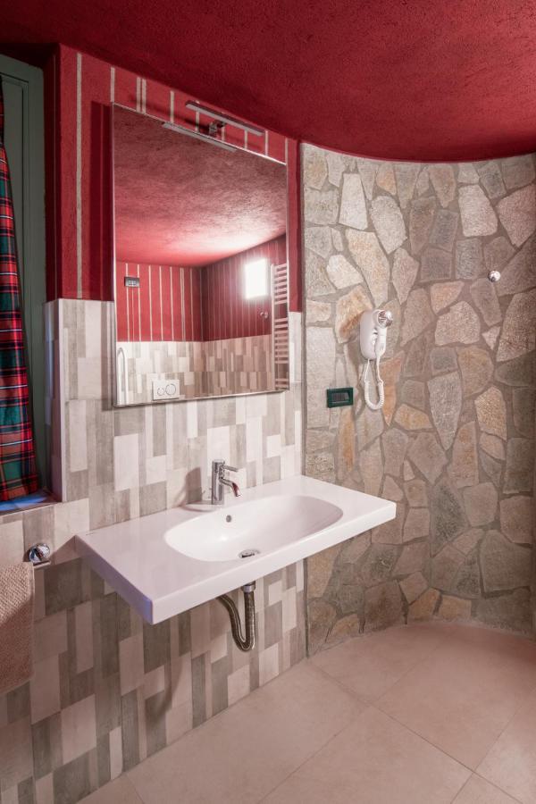 Segnavento -Rooms And Suites- Manta Екстериор снимка